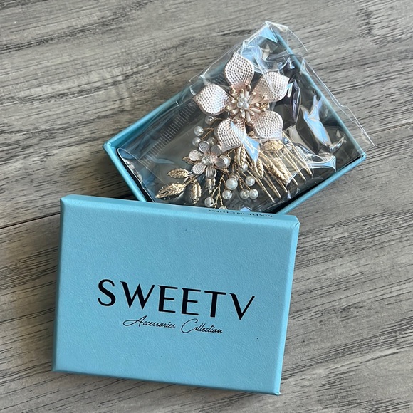 Beautiful Bridal Hair Accessory - Picture 3 of 4